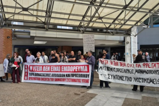 Μέσα μεγαλοστομίες, έξω διαμαρτυρίες…